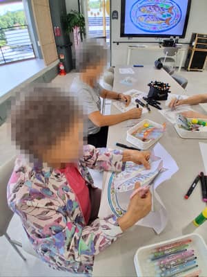 10월 1일 오전 물고기 그림 꾸미기 사진, 얼굴 비식별 처리됨