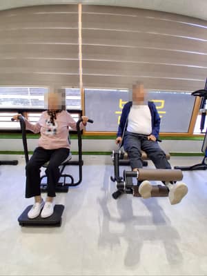 10월 2일 오전 근력 운동기구 재활 운동 사진, 얼굴 비식별 처리됨