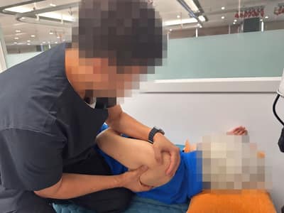 10월 2일 오후 물리치료 수기치료 사진, 얼굴 비식별 처리됨