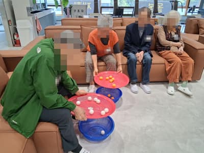 10월 5일 오전 쟁반 공 옮기기 사진, 얼굴 비식별 처리됨