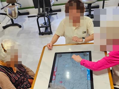 10월 5일 오후 스마트 인지재활 테이블 사진, 얼굴 비식별 처리됨