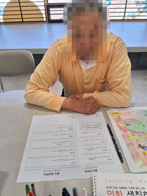 10월 9일 오전 학습지 활동 사진, 얼굴 비식별 처리됨