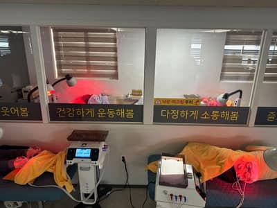 10월 10일 오후 물리치료 온열·전기치료 사진, 얼굴 비식별 처리됨