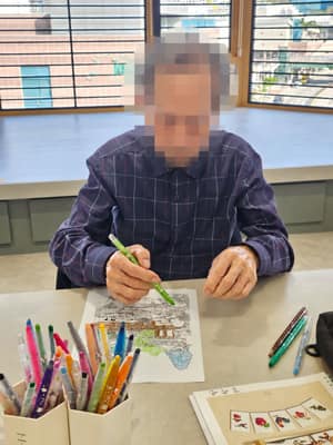 10월 12일 오전 색칠하기 사진, 얼굴 비식별 처리됨