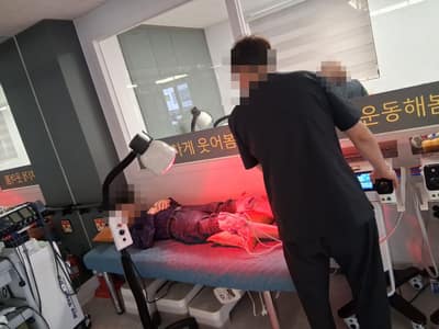 10월 13일 오후 물리치료 온열·전기치료 사진, 얼굴 비식별 처리됨