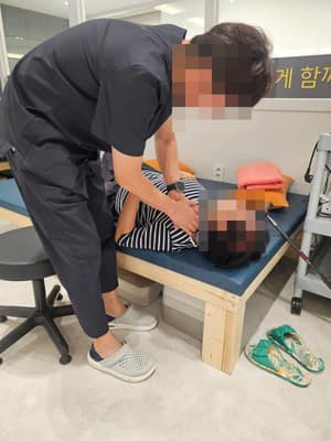 10월 14일 오후 물리치료 상체 관절운동 사진, 얼굴 비식별 처리됨